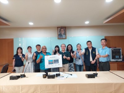 協作業者與嘉義林管處簽署水漾森林環境維護公約，承諾遵守相關法規及無痕山林原則，共同維護山林環境