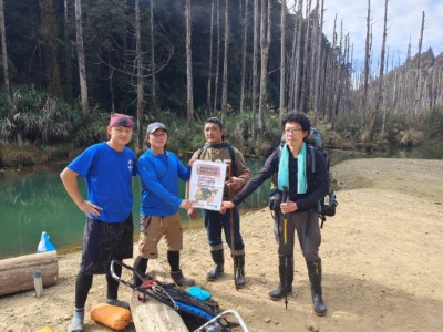 嘉義林管處同仁亦持續向山友宣導森林防火及山林保護觀念