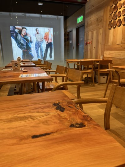 枯危木材製成美食餐桌板