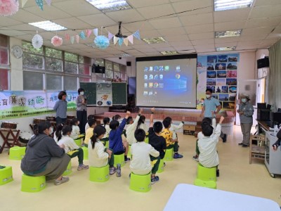 透過有獎徵答讓學童思考生態保育與誠信的重要性