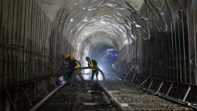 舖設防水膜及澆置隧道混凝土，強化防水及安全