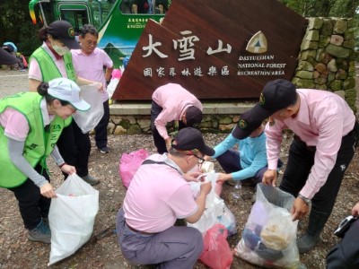 淨山後蒐集的垃圾進行分類打包
