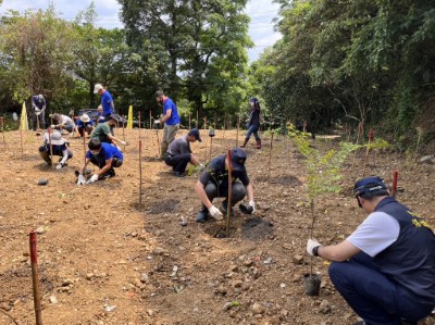 羅東林管處、保七四大隊及基隆警察二分局同仁一起揮汗植樹