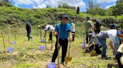 22家企業代表在燦揚企業黃文献董事長的號召下一起種下抗風耐旱又是獨角仙最愛的光蠟樹