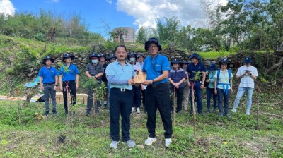 嘉義林管處李定忠副處長致贈璨揚企業黃文献董事長感謝牌，感謝燦揚連續4年以行動挹注資源並號召合作廠商一同支持政府增匯行動