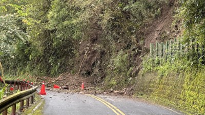 區內道路發生邊坡坍方1