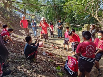 志工向學童宣導登山安全