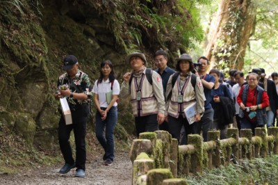 社區解說員帶團導覽(新竹林管處提供)