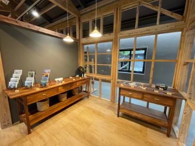 「林場小舖」區為半開放式賣店，展售林場特色文創商品