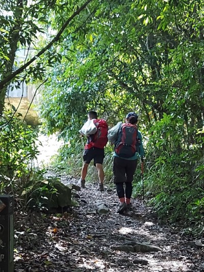 山友以「一人一袋」揹土石上山填補