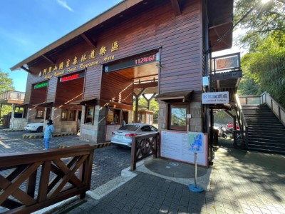 阿里山國家森林遊樂區已於大門口告知遊客颱風動態