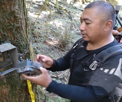 嘉義縣鄒族獵人協會參與監測計畫進行紅外線相機架設及影像蒐集