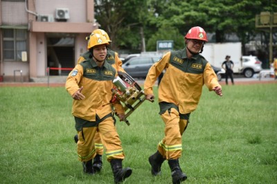 「救火衝鋒隊」護管員快速搬運抽水馬達