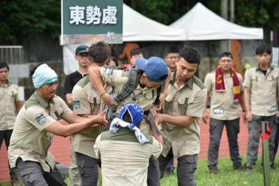 「負重跑走-競走大力士」護管員正努力衝刺