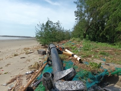 臺南北門雙春受颱風外圍環流影響，海漂廢棄物因大雨堆積於灘地