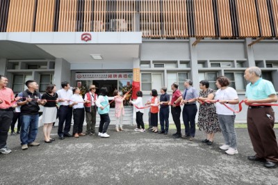 農業部林業及自然保育署阿里山林業鐵路及文化資產管理處今(14)日正式揭牌，各界代表到場祝賀