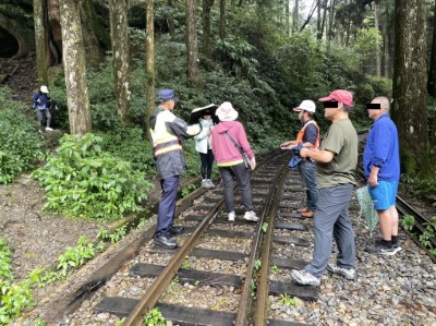 林鐵及文資處與阿里山派出所聯合勸導民眾切勿行走軌道以免觸法