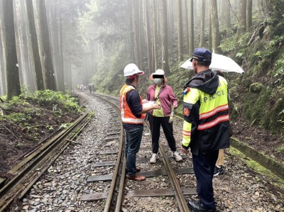 林鐵及文資處與阿里山派出所聯合勸導民眾切勿行走軌道以免觸法