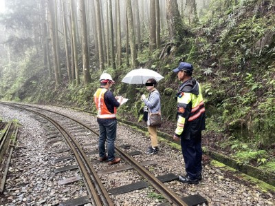 林鐵及文資處與阿里山派出所聯合勸導民眾切勿行走軌道以免觸法