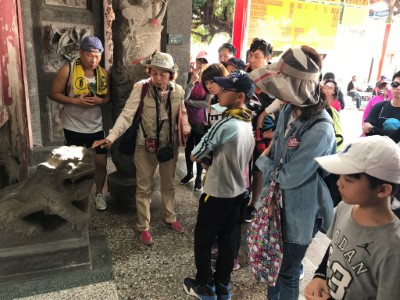 鐵馬輕旅行由鰲鼓濕地解說服務團隊帶領學員瞭解在地歷史人文與自然生態