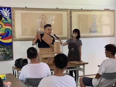林業及自然保育署花蓮分署與法務部矯正署自強外役監獄25日合作辦理「木藝新生手作工作坊」。