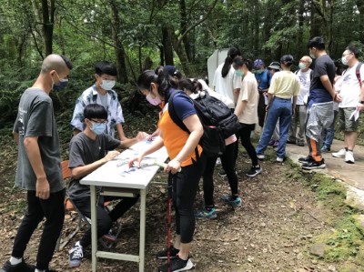 苗栗高農志工擔任小關主實踐服務精神（攝影：林業保育署新竹分署提供）