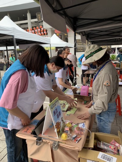 廉政志工與民眾互動介紹闖關遊戲規則及宣導反賄選(林業保育署新竹分署提供)