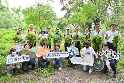 林業保育署嘉義分署與中興大學、臺南市政府、嘉義縣政府、企業、學校、社區與志工今(2)日一起於新化林場辦理小花蔓澤蘭防治活動