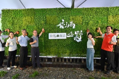 與會貴賓攜手進行香滿山野拼圖儀式
