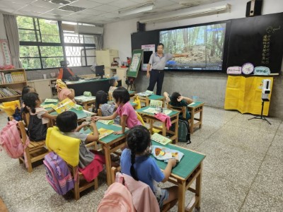 中華民國國家公園學會於大同鄉寒溪國小一年級進行永續理念推廣課程。(圖中為師範大學退休教授王穎)。