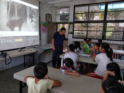 中華民國國家公園學會於大同鄉樂水國小進行永續理念推廣課程。(圖左2為師範大學退休教授王穎)。