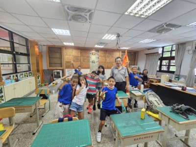 中華民國國家公園學會於大同鄉寒溪國小三年級進行永續理念推廣課程。(圖右3為師範大學退休教授王穎).