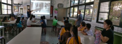 中華民國國家公園學會於大同鄉樂水國小進行永續理念推廣課程。(圖左5為師範大學退休教授王穎)