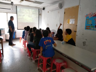 中華民國國家公園學會於大同鄉茂安國小進行永續理念推廣課程(圖左一為師範大學退休教授王穎).