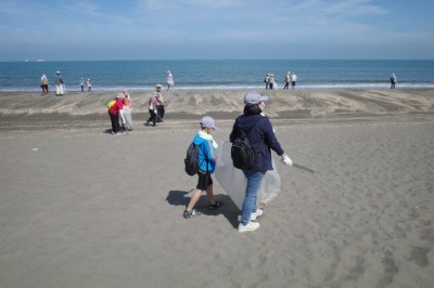 圖四、社區民眾親子一同參與觀音草漯沙丘海岸淨灘活動(林業保育署新竹分署提供)
