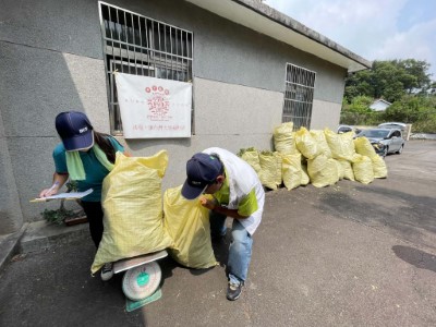 防除成果稱重(林業保育署新竹分署提供)
