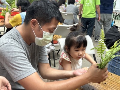 親子共同製作苔球(東眼山自然教育中心提供)
