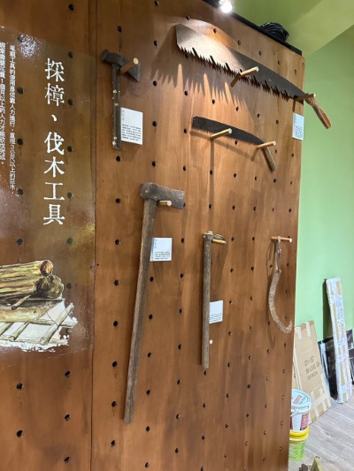 策展現場(伐木工具展示)