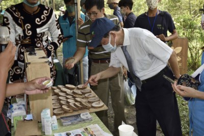 與會貴賓逐攤欣賞各攤商展出之特色產品