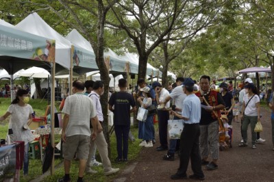 里山市集開幕吸引許多民眾前來逛市集