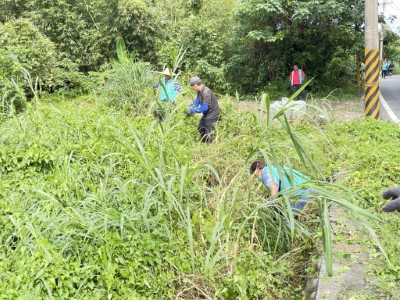 里民及志工除蔓(林業保育署新竹分署提供)