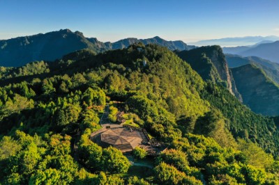 阿里山國家森林遊樂區小笠原觀景平台遠眺塔山(林業保育署提供)