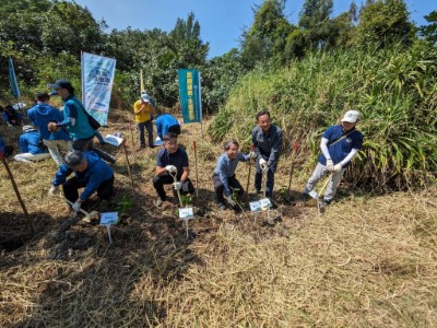 萬海航運陳柏廷董事長、陳致超董事及林業及自然保育署林華慶署長、張偉顗組長、宜蘭分署蕭崇仁分署長共同種下樹苗