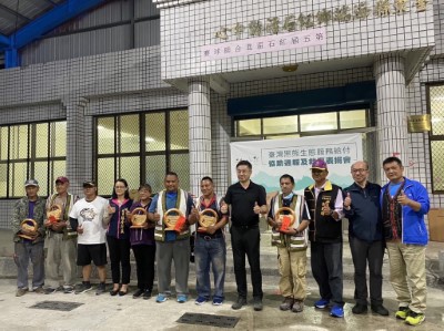 林業保育署表揚協助紅石產業道路2隻臺灣黑熊通報及救傷部落人員，並致贈獎牌及獎金