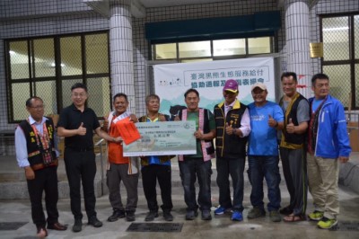 林業保育署表揚「臺東縣延平鄉桃源社區發展協會」參與臺灣黑熊生態給付計畫在棲地監測時拍攝到臺灣黑熊，並頒發獎勵金5萬元