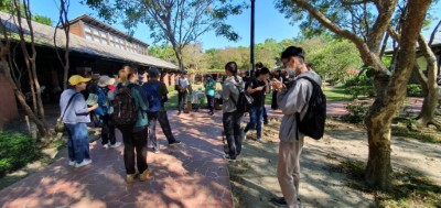 導覽員解說埤塘魚類、鳥類生態環境（林業保育署新竹分署提供）