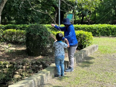 由學員利用現地資源製作釣竿