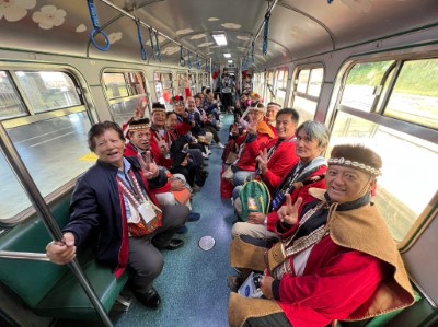 搭乘迎賓列車前往祝山車站