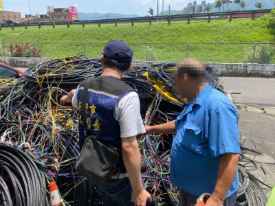 保七總隊第五大隊會同新北市政府環境保護局稽查不肖業者(林業保育署新竹分署提供)