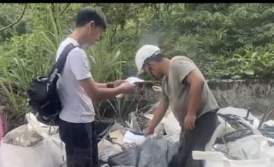 新竹分署烏來工作站同仁檢視所發現施工通知單(林業保育署新竹分署提供)
